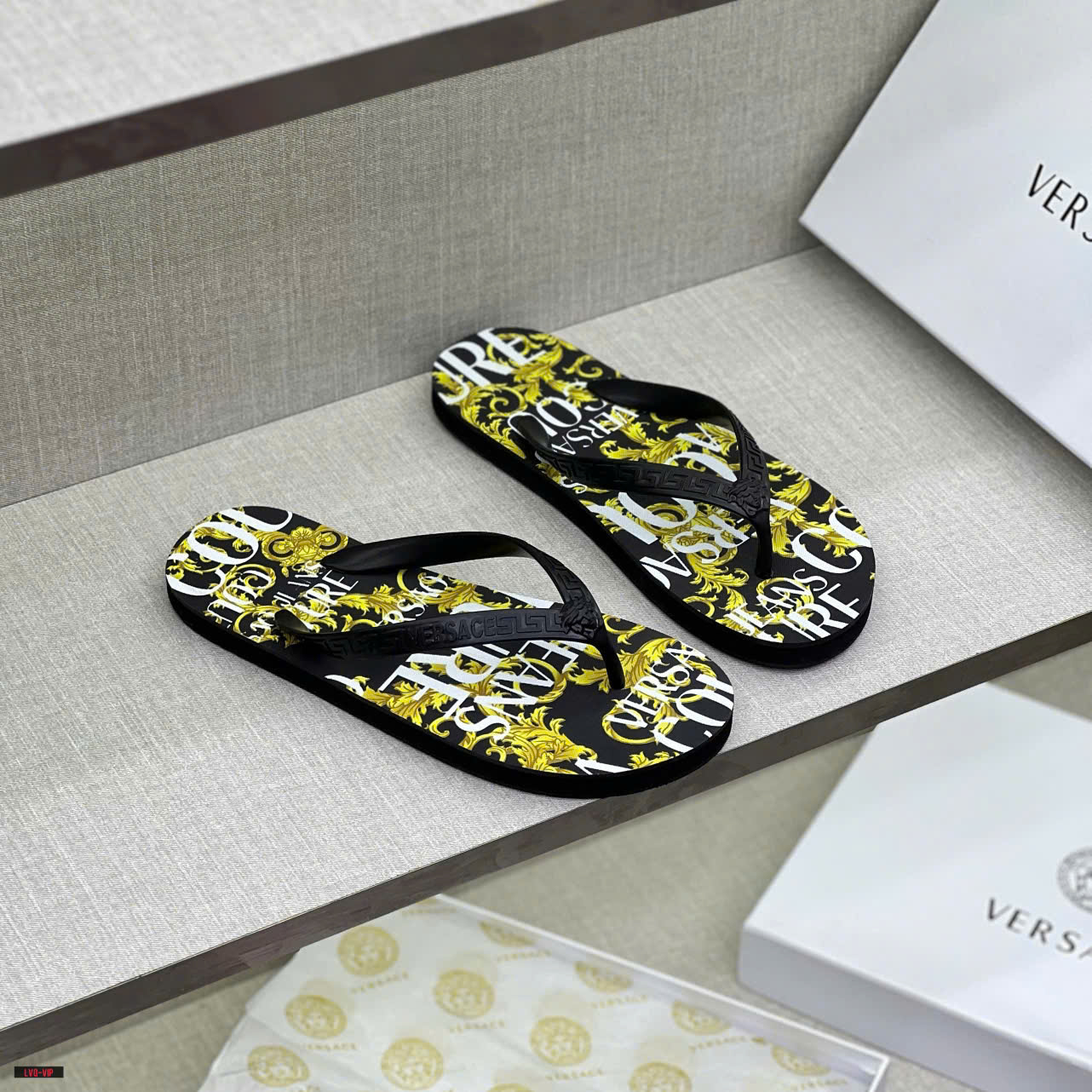 Dép tông, xỏ ngón Versace VS Đen họa tiết quý tộc Vàng logo chữ Trắng Like Auth on web fullbox bill thẻ LVQ